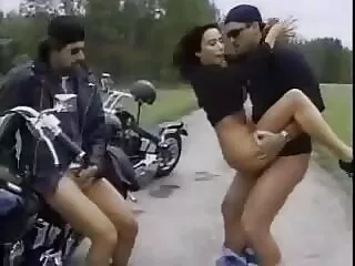 Üçümüz də gənc qadın ilə Hindi romantik Seksi film Kiçik döş verdi Üç kişi